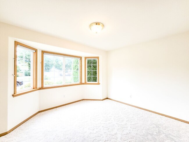 Building Photo - Well Kept 3BD Rambler