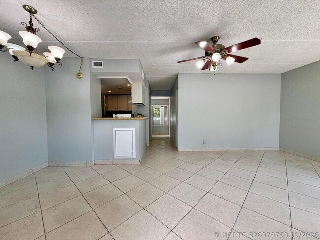 Building Photo - 1821 Fairview Villas Dr