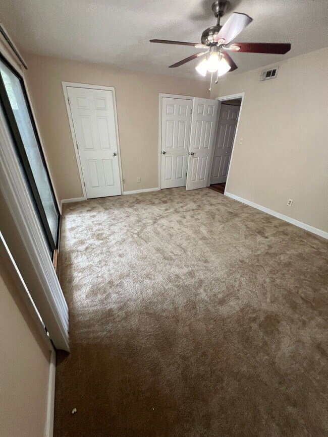 Building Photo - Delightful two story town home.