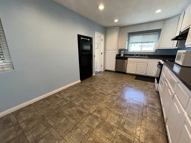Building Photo - 4 Bed / 2 Bath Home for Rent in Huntington Beach