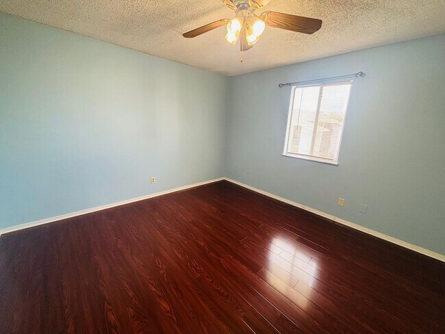 Building Photo - 1/1 Clean apartment