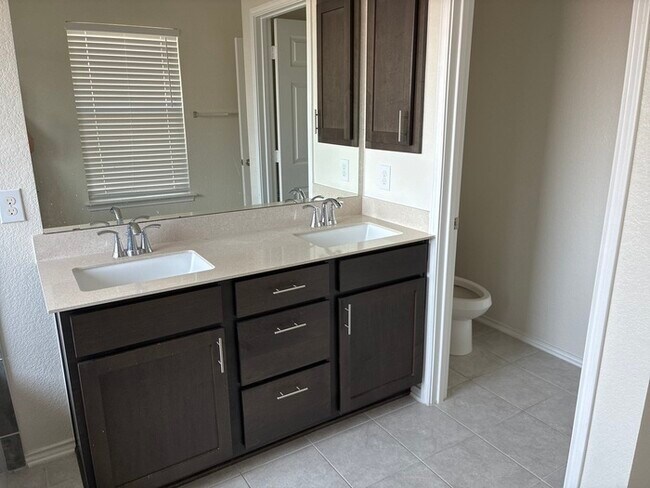Building Photo - -=Get your second month’s rent FREE when y...
