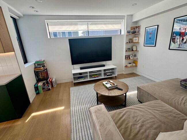 Building Photo - 22 Parker St