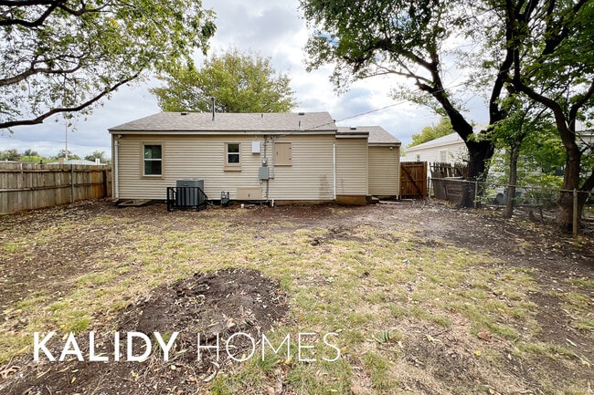 Building Photo - 909 SW 48th St