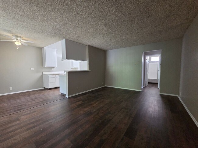 Building Photo - Spacious 1 Bedroom 1 Bath Upstairs Unit Apartment
