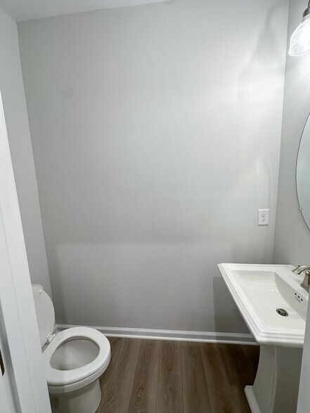 Building Photo - 479 Crown Dr