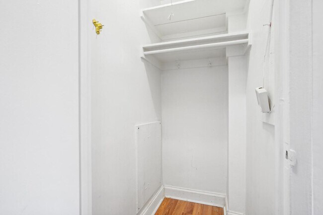 Building Photo - Charming & Bright Studio at River Place North