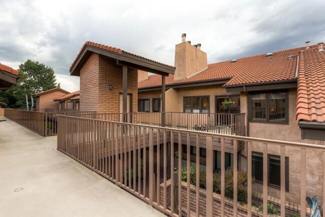 Building Photo - Spacious 2Bd/2.5Ba Luxury Loft-Style Condo...