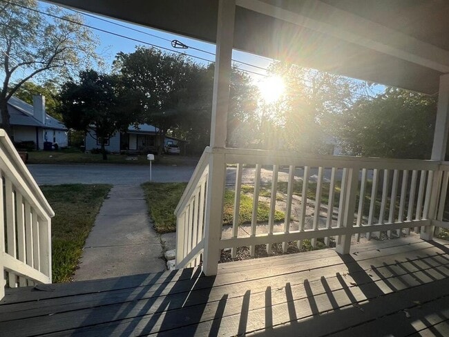 Building Photo - 928 E 56th St