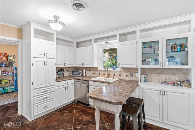 Building Photo - Adorable 3 bed 2 bath in Broadmoor Area!