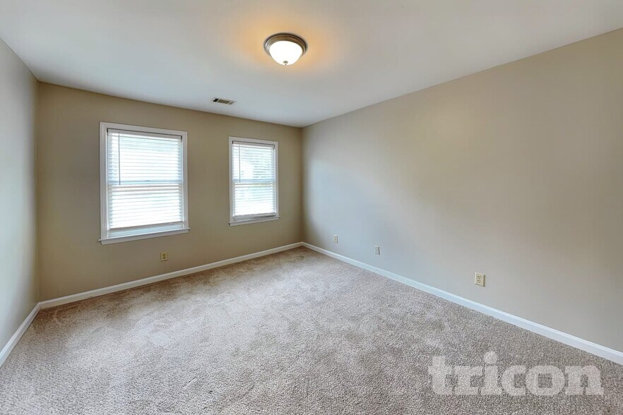 Building Photo - 1040 Huntcliff NE