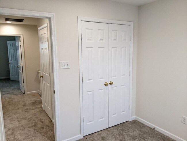 Building Photo - Completely Renovated Townhouse in convenie...