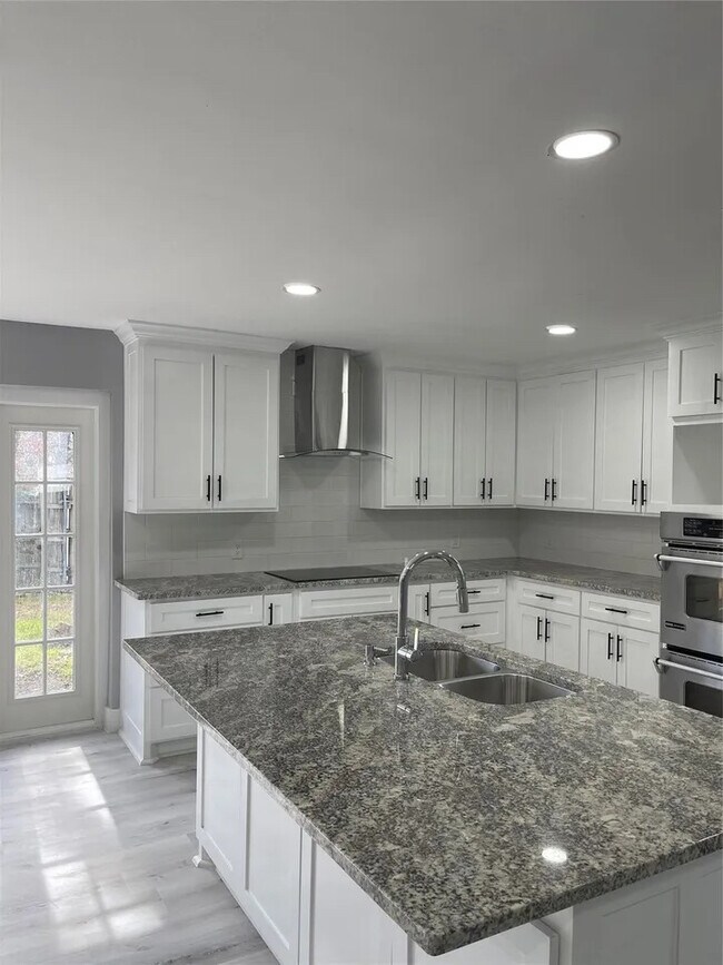 Building Photo - Room in Single Family Home on Springhill Dr