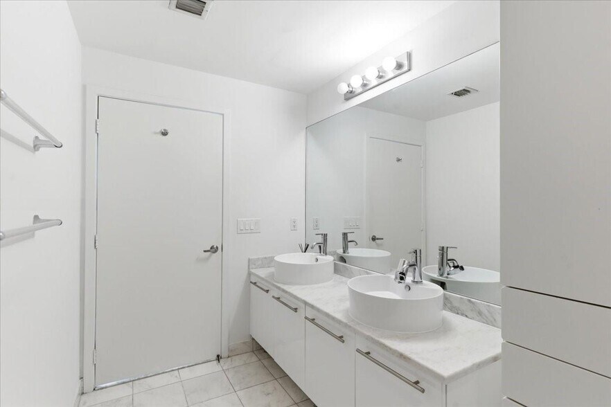 Building Photo - 888 Biscayne Blvd