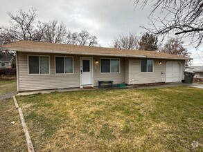 Building Photo - Beautiful 3 Bedroom, 2 Bath Home with One-...