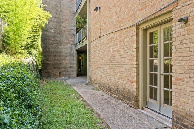 Building Photo - 620 S 1st St