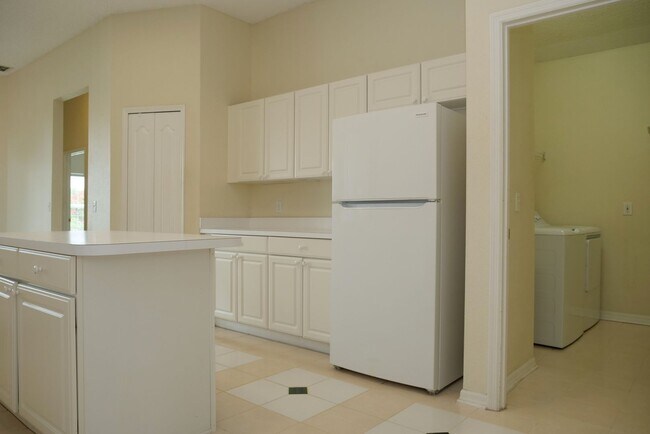 Building Photo - Beautiful, 3/2, single family, waterfront ...