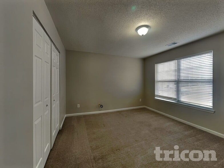 Building Photo - 2000 Farm Hill Ct