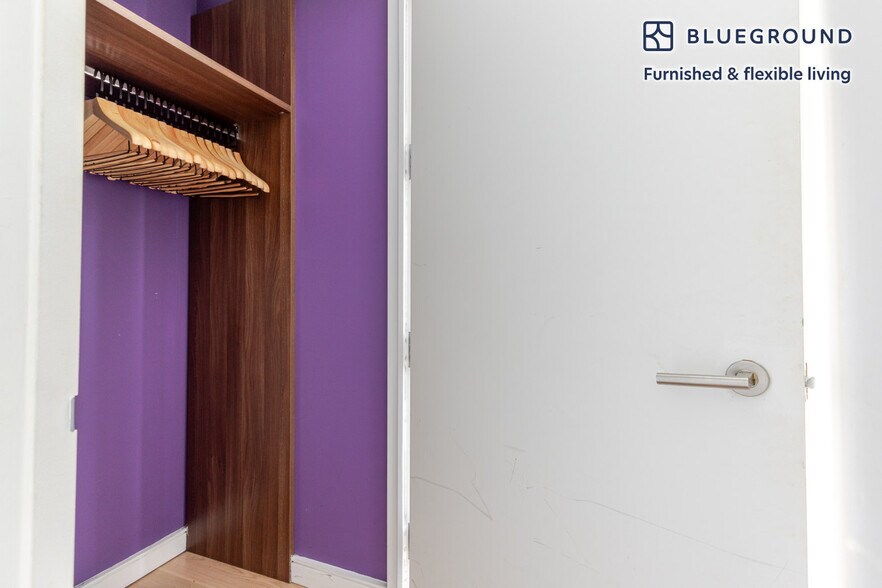 Building Photo - 70 W 45th St