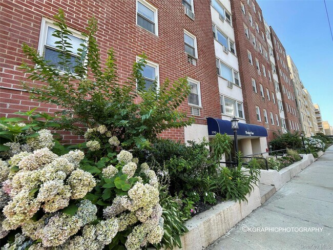Building Photo - 750 Shore Rd