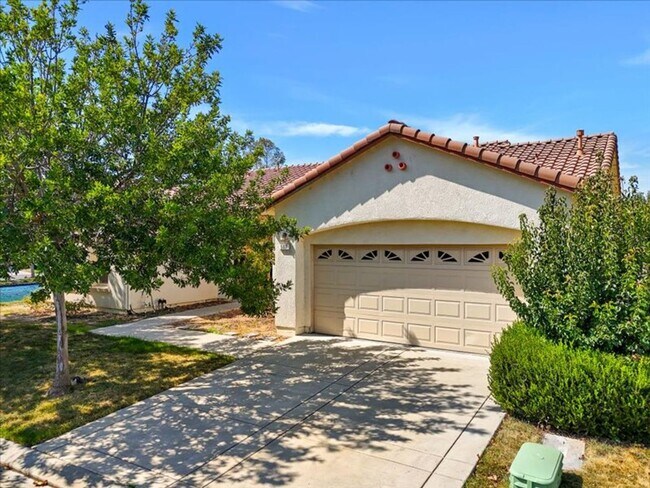 Building Photo - Trilogy 55+ Beautiful 3BD/3BA with pond view