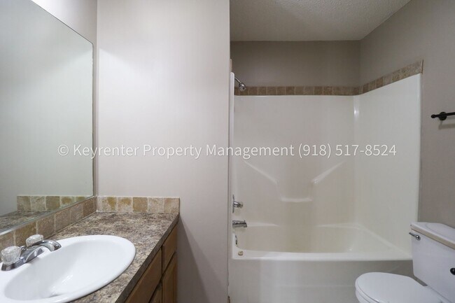 Building Photo - N Willow Dr Duplex