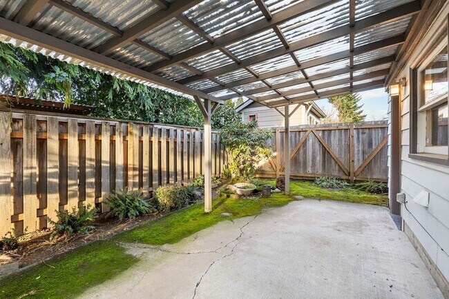 Building Photo - 4317 SE Lexington St