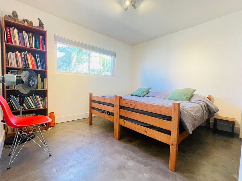 Building Photo - 3834 La Rosa Dr