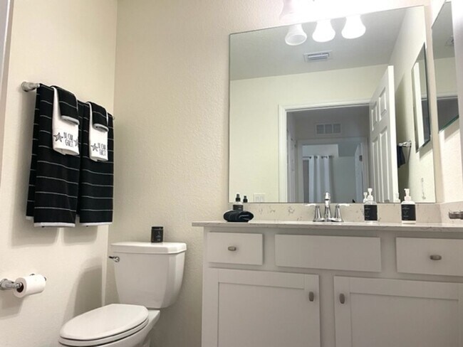 Building Photo - 2/2 MONTHLY RENTAL - GOLF/TENNIS CENTER - LAKEWOOD RANCH AVAILABLE FOR SPRING/ SUMMER!