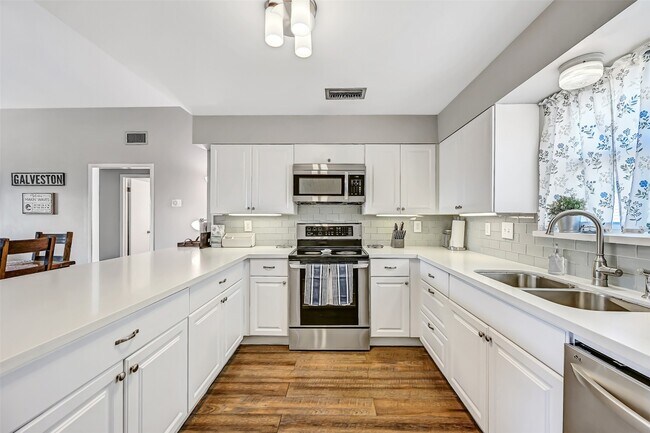 Building Photo - 21600 Zachary Dr