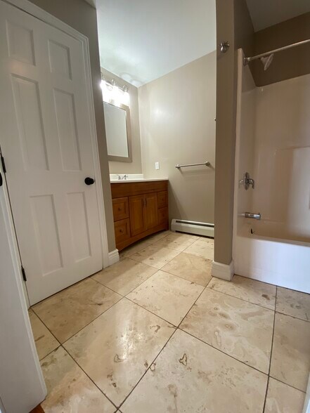 Building Photo - 23 S Main St Apt 5