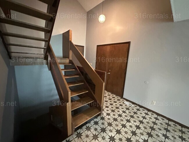 Building Photo - $1495 - 2 bed 1.5 bath - Duplex located in Riverside