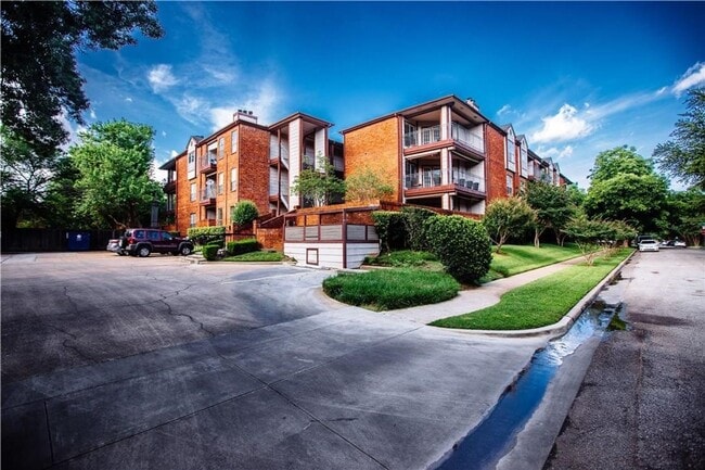 Building Photo - 2 Bedroom, 2 Bath Condo