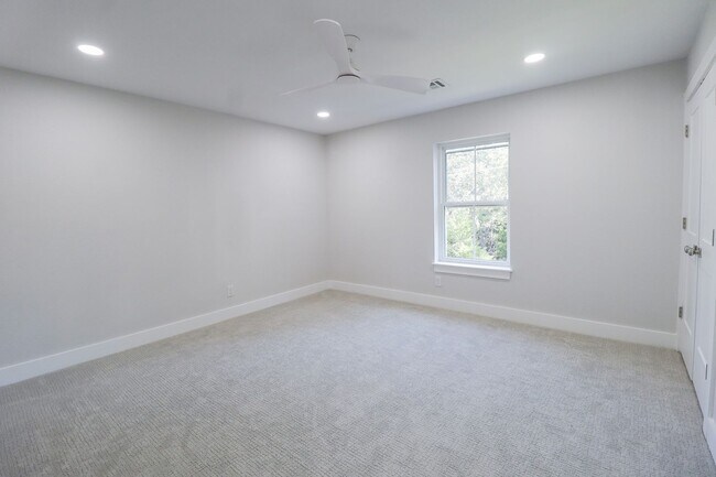 Building Photo - 4 Bed | 3 Bath on Keystone Lake!