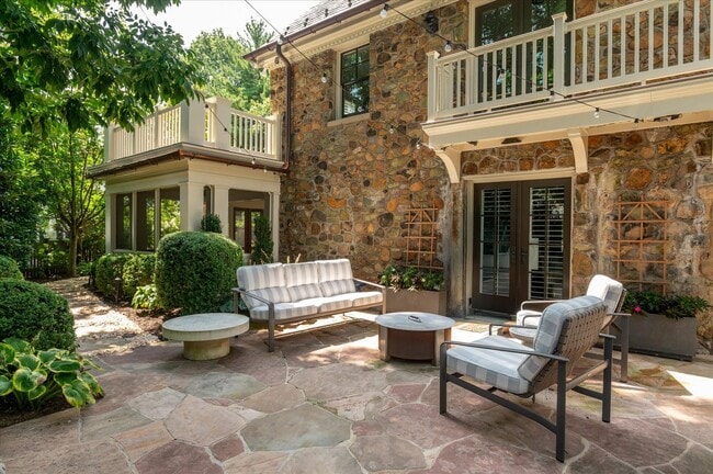 Building Photo - Exceptional Living in the Heart of Arlingt...