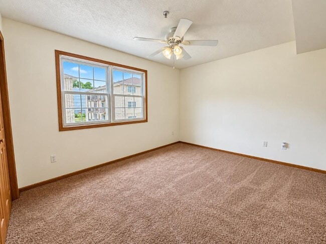 Building Photo - 323 Creekside Dr