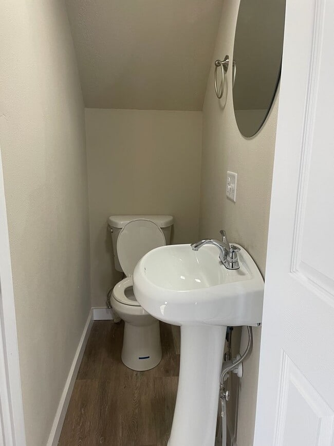 Building Photo - Fully Remodeled 4 Bedroom 2.5 Bathroom