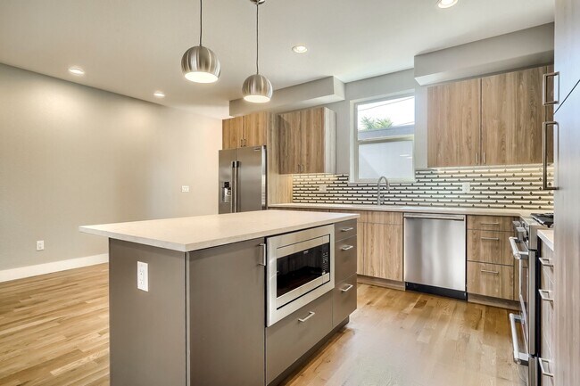 Building Photo - 3 bedroom / 3.5 bath Townhome + 2 Large Flex Spaces & Spacious Roof Top Deck!