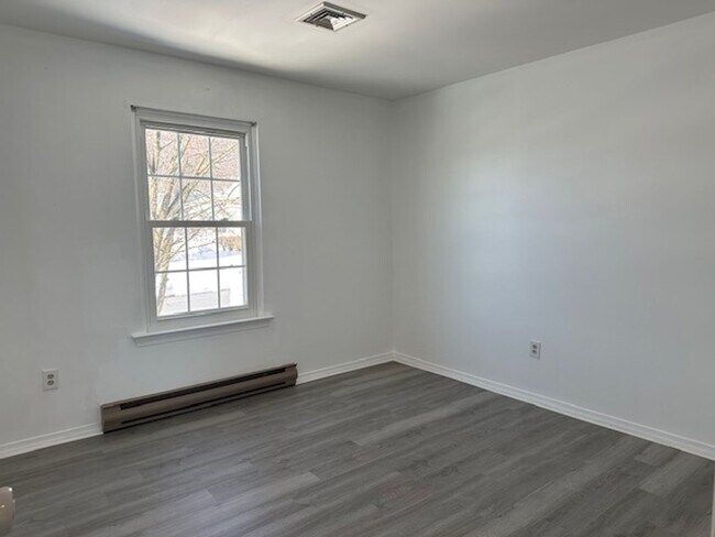 Building Photo - 2109 Highland Ct