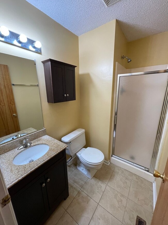 Building Photo - Inviting, updated 4br 3.5ba duplex w/ park...