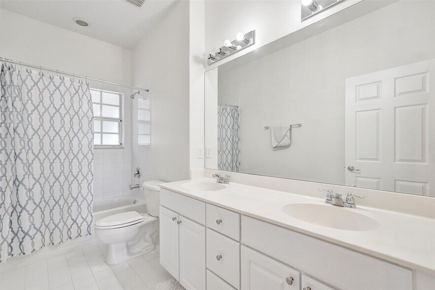 Building Photo - 228-228 SW 6th Ct