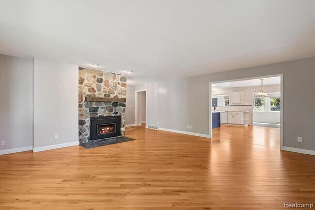 Building Photo - 2860 E Coon Lake Rd