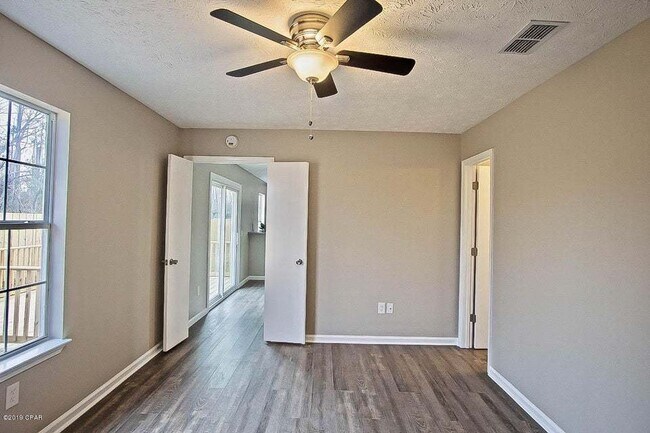 Building Photo - Charming 4-Bedroom Home in Panama City with 2 Full Bathrooms and 1325 Sq Ft."