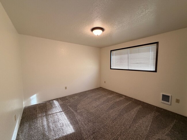 Building Photo - 104-114 SW Chandler Dr
