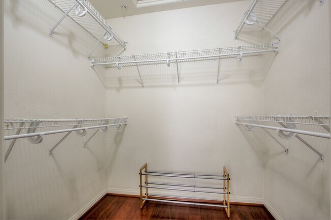 Building Photo - 144 S. 3rd St., #208