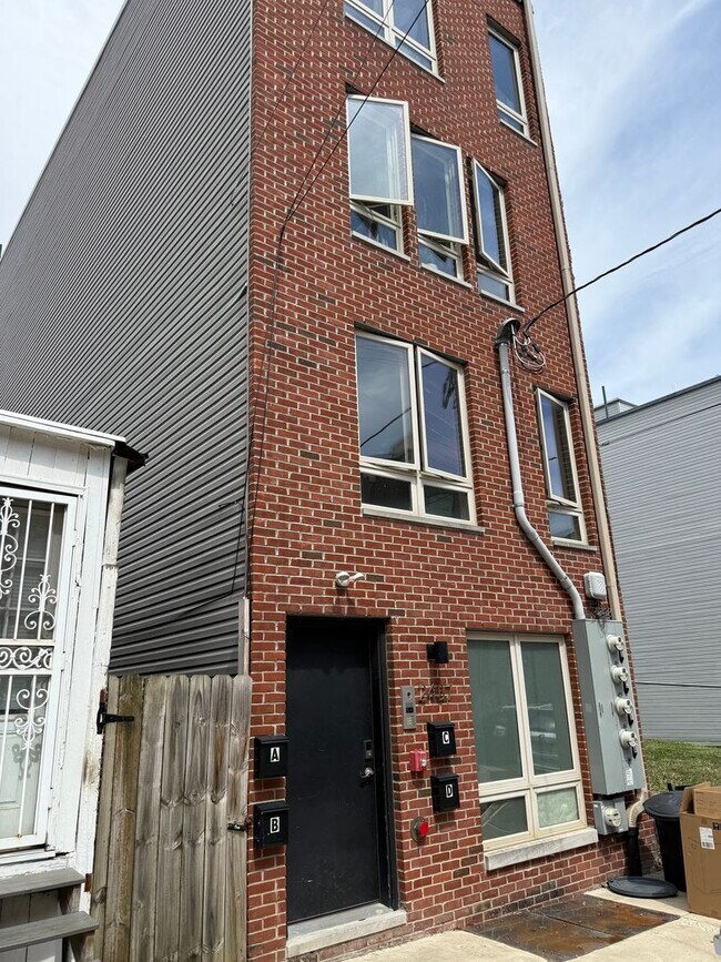 Primary Photo - 2437 W Thompson St