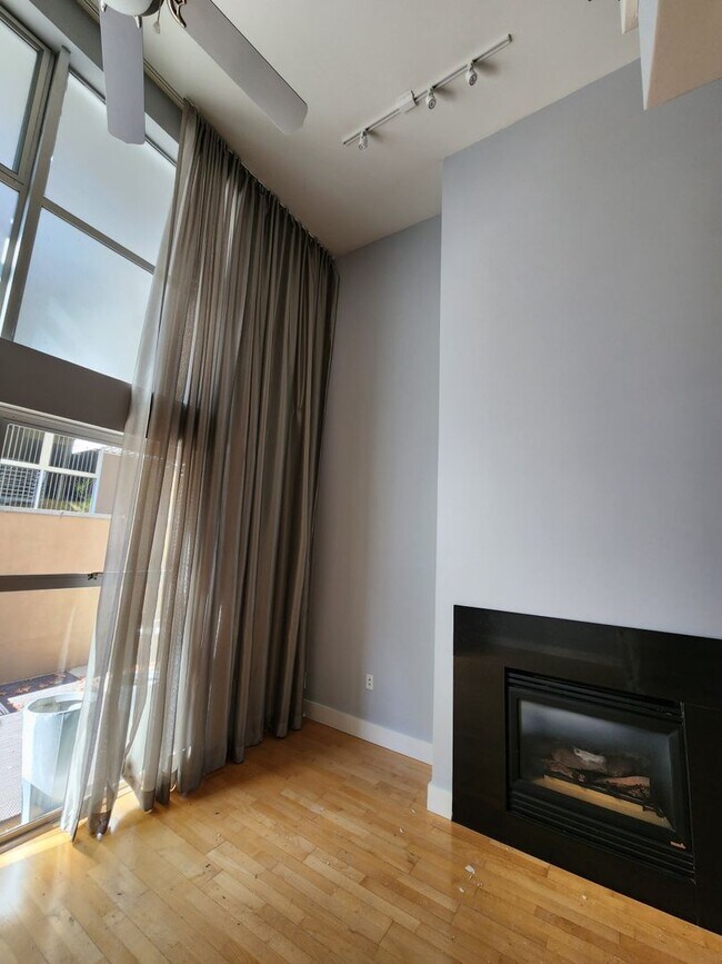 Building Photo - Epic REA/Azari PM: Private Oasis, 1 BR/ 1....