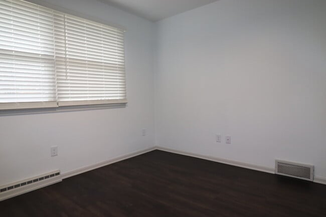 Building Photo - 3 Bedroom Duplex