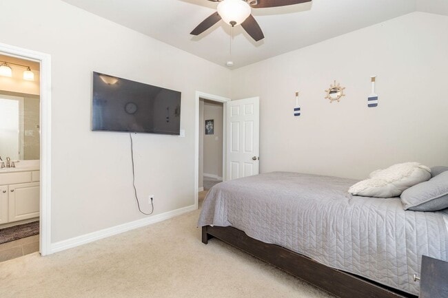 Building Photo - 3010 Flora Manor Dr