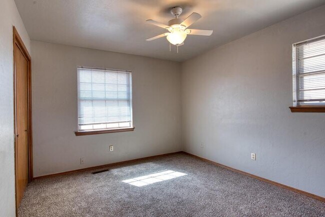Building Photo - 303 Kimberly Ln